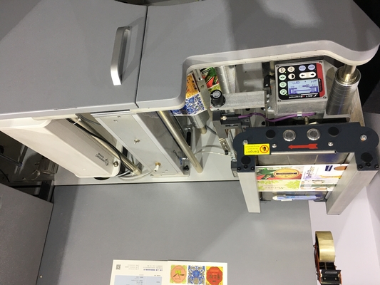 押すことおよびニスをかけることのためのポストの出版物のデジタル ラベルの効果の強化機械