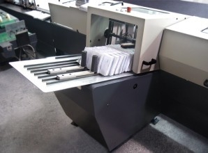 8000 サイクル/H 自動収集機ブック バインダー 21 穴