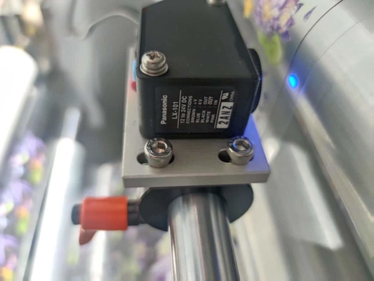 デジタル網のラベルはブレールの印字機330mm DigiSparkにニスをかける