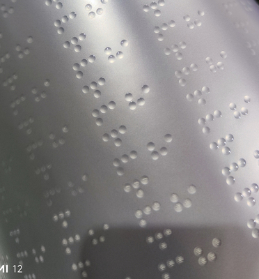 デジタル網のラベルはブレールの印字機330mm DigiSparkにニスをかける