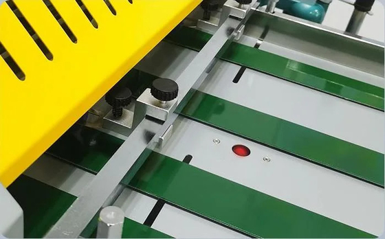 オフィスの使用のためのカッターが付いているEcooGraphix 720mmの幅の小さいフォーマットの薄板になる機械