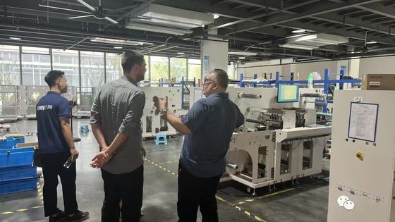 最大27m/分のカット速度と最大330mmのラベル幅を備えたデジタルロールツーシートレーザーダイカッター