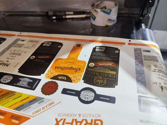 デジタルラベル UV 塗装印刷とフィルムスタンプリングマシン