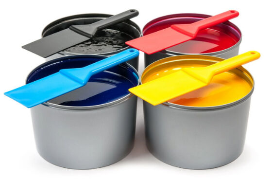 CMYK 新聞 印刷 の ため の 紙 に 添付 さ れ た オフセット インク