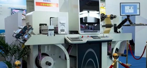 押すデジタル ホイル3D輝いた効果のラベルの高める機械にニスをかける