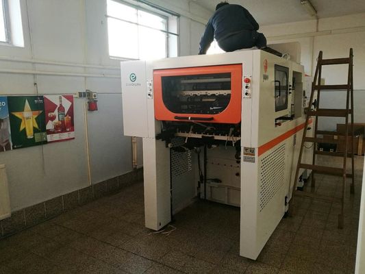 760×520mmのボール紙のエンボス加工のための箔押し型抜き機