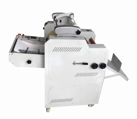 トリミング カッターが付いている 25m/min 自動フルート ラミネーター 3900W